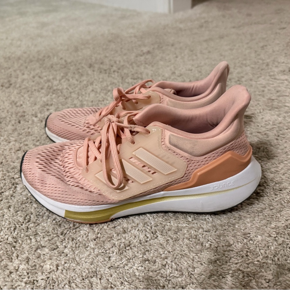 Women’s Adidas tennis shoes size 8